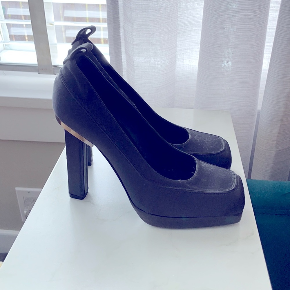 Black Satin LANVIN fierce pumps.